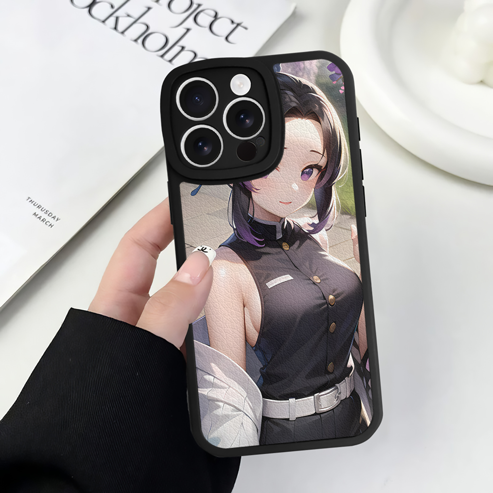 （画像用） 鬼滅の刃（きめつのやいば）蟲柱-胡蝶 しのぶ／こちょう しのぶ Kochou Shinobu 【iPhone 16シリーズ対応】シリコンスマホケース（レザー調） 材質：シリコン